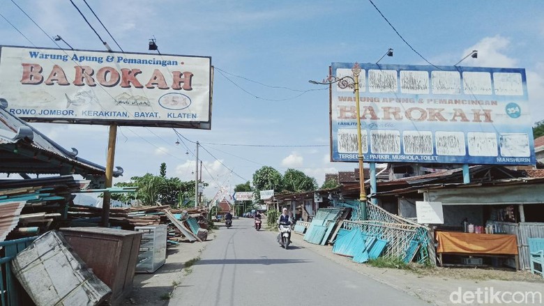 Warung apung di kawasan Rawa Jombor Warung apung di kawasan Rawa Jombor