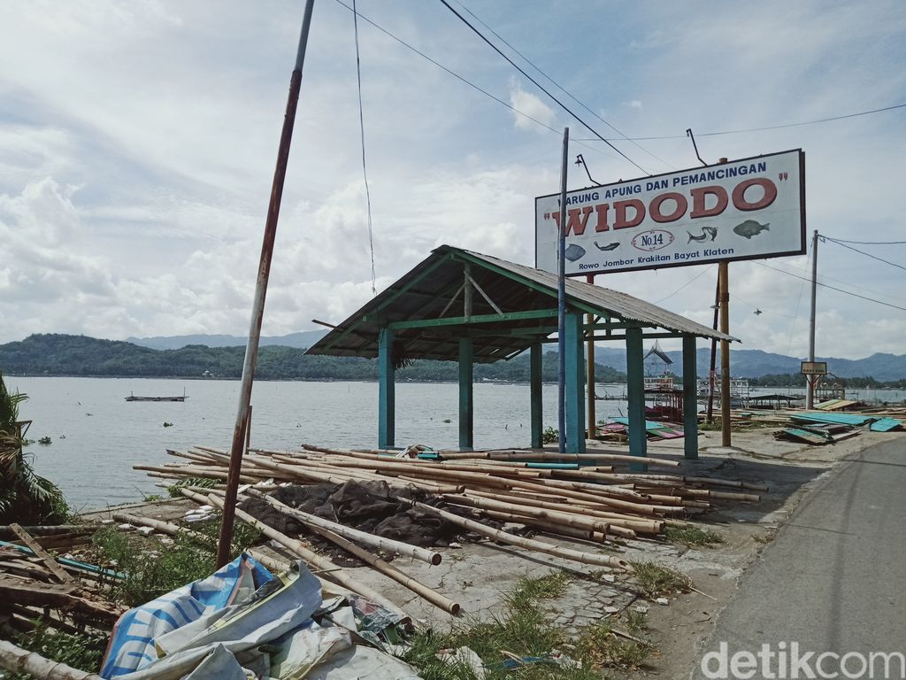 Warung apung di kawasan Rawa Jombor