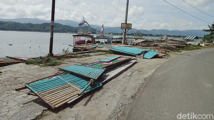 Warung Apung Rawa Jombor Klaten, Ikon yang Kini Tinggal Kenangan Warung apung di kawasan Rawa Jombor, Desa Krakitan, Kecamatan Bayat, Klaten, Jawa Tengah puluhan tahun telah menjadi ikon wisata.