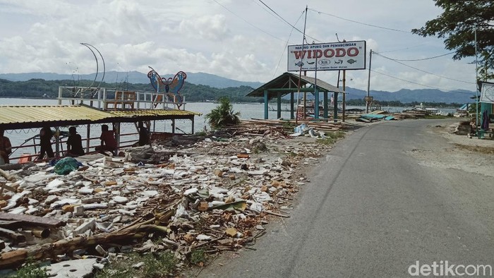 Warung Apung Rawa Jombor Klaten, Ikon yang Kini Tinggal Kenangan Warung apung di kawasan Rawa Jombor, Desa Krakitan, Kecamatan Bayat, Klaten, Jawa Tengah puluhan tahun telah menjadi ikon wisata.