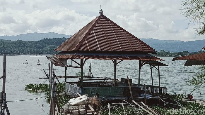 Warung Apung Rawa Jombor Klaten, Ikon yang Kini Tinggal Kenangan Warung apung di kawasan Rawa Jombor, Desa Krakitan, Kecamatan Bayat, Klaten, Jawa Tengah puluhan tahun telah menjadi ikon wisata.
