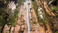 Air Terjun Yumbilla, Peru. Air Terjun ini ditemukan di Amerika Selatan, terletak di wilayah Amazon terpencil di distrik Cuispes, Peru utara. National Geographical Institute Peru mengklaim ketinggiannya adalah 895,4 meter. Namun sumber lain mengatakan air terjun ini 870 meter. Air terjun ini menjadi yang tertinggi nomor 5 di dunia. (Foto: Wikimedia Commons)