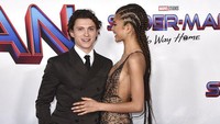 Zendaya dan Tom Holland juga sempat berpose bersama di depan kamera. Invision/Jordan Strauss