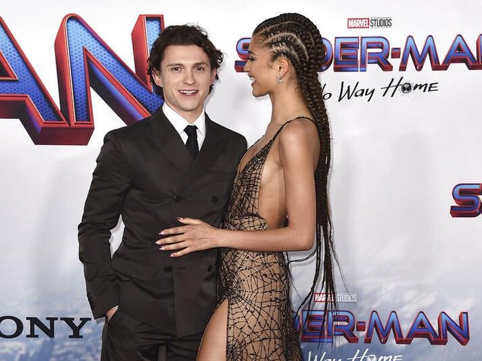 Zendaya dan Tom Holland Tom Holland, left, and Zendaya arrive at the premiere of