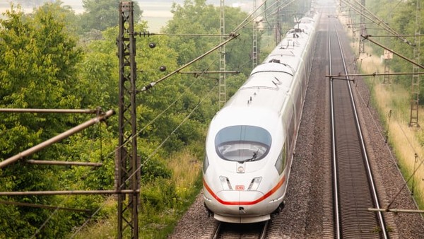 Dikenal sebagai Cacing Putih, Intercity-Express Jerman atau ICE, memiliki kecepatan operasi 300 km per jam. Generasi ICE3 diizinkan untuk mencapai kecepatan hingga 330 km per jam di momen tertentu. (CNN) Dikenal sebagai Cacing Putih, Intercity-Express Jerman atau ICE, memiliki kecepatan operasi 300 km per jam. Generasi ICE3 diizinkan untuk mencapai kecepatan hingga 330 km per jam di momen tertentu. (CNN)