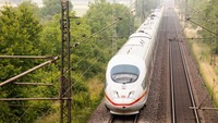 Dikenal sebagai Cacing Putih, Intercity-Express Jerman atau ICE, memiliki kecepatan operasi 300 km per jam. Generasi ICE3 diizinkan untuk mencapai kecepatan hingga 330 km per jam di momen tertentu. (CNN)