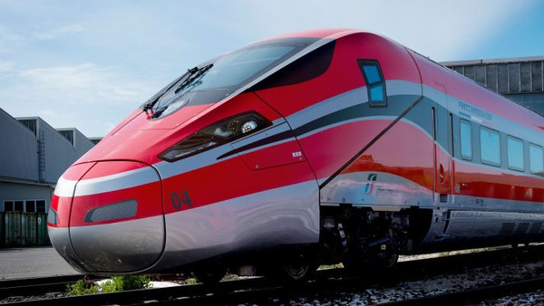 Kereta berkecepatan tinggi Frecciarossa (Red Arrow) yang menakjubkan dari Italian State Railways diizinkan untuk kecepatan maksimum 360 km per jam. (CNN)