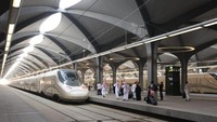 Kereta Api Berkecepatan Tinggi Haramain Arab Saudi menghubungkan kota-kota suci Mekah dan Madinah dengan kecepatan hingga 300 km per jam. Keretanya sudah dimodifikasi untuk berjalan di gurun pasir dan suhu panas ekstrem. (CNN)