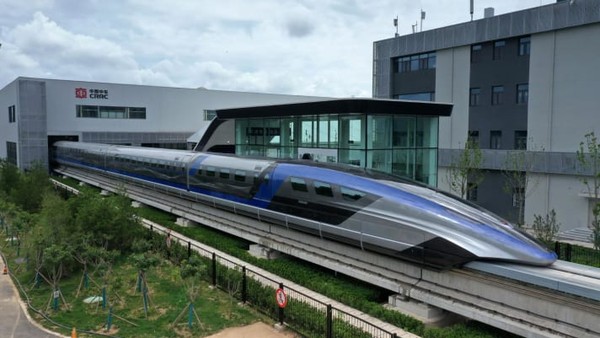 Dia cepat dan mengambang. China memimpin dunia dalam memperkenalkan layanan kereta Maglev. Shanghai Maglev - 460 km per jam. (CNN)