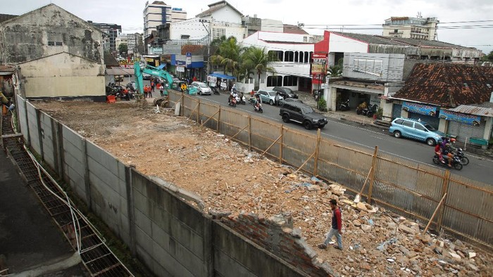 30 Kios di Jalan Pasar Kembang Diratakan Alat berat dikerahkan saat pembongkaran puluhan kios yang terletak di Jalan Pasar Kembang, Yogyakarta, Rabu (15/12/2021). PT. KAI Daops VI Yogyakarta membongkar 30 unit bangunan kios di Jalan Pasar Kembang.