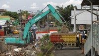  PT. KAI Daops VI Yogyakarta membongkar 30 unit bangunan kios di Jalan Pasar Kembang.