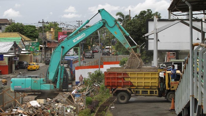 30 Kios di Jalan Pasar Kembang Diratakan Alat berat dikerahkan saat pembongkaran puluhan kios yang terletak di Jalan Pasar Kembang, Yogyakarta, Rabu (15/12/2021). PT. KAI Daops VI Yogyakarta membongkar 30 unit bangunan kios di Jalan Pasar Kembang.