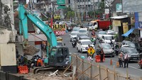 Penambahan perjalanan itu antara lain kereta bandara dan KRL.