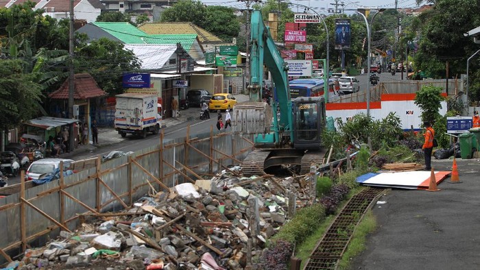 30 Kios di Jalan Pasar Kembang Diratakan Alat berat dikerahkan saat pembongkaran puluhan kios yang terletak di Jalan Pasar Kembang, Yogyakarta, Rabu (15/12/2021). PT. KAI Daops VI Yogyakarta membongkar 30 unit bangunan kios di Jalan Pasar Kembang.