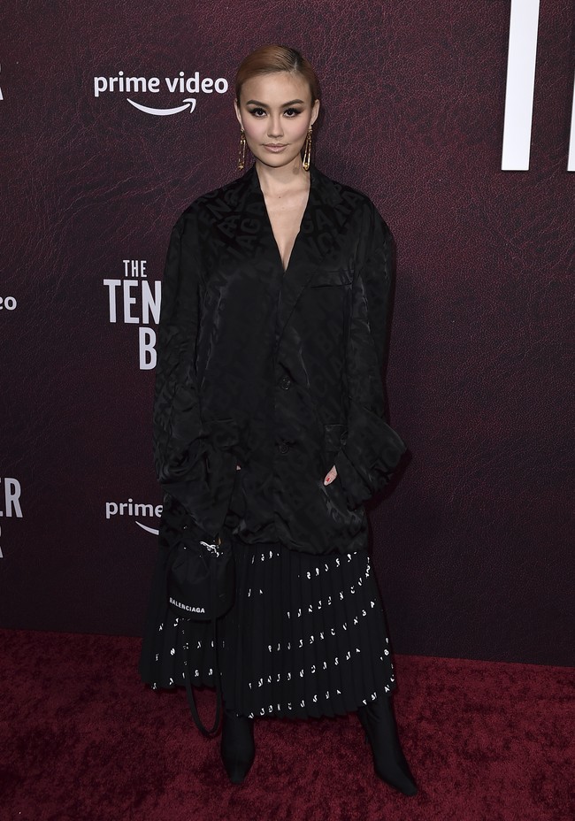 Ia memadukan blus tersebut dengan rok flare bermotif logo Balenciaga yang diketahui berharga Rp 28 juta. Tidak ketinggalan bucket bag Rp 15 juta dan stocking boots Rp 17 juta.  (Foto: Jordan Strauss/Invision/AP)