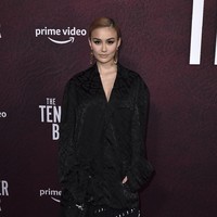 Ia memadukan blus tersebut dengan rok flare bermotif logo Balenciaga yang diketahui berharga Rp 28 juta. Tidak ketinggalan bucket bag Rp 15 juta dan stocking boots Rp 17 juta.  (Foto: Jordan Strauss/Invision/AP)