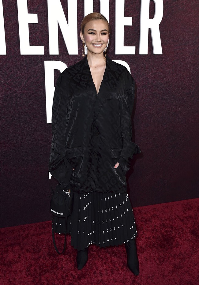Agnez Mo muncul dalam balutan busana serba hitam dari Balenciaga. Untuk atasan, blus longgar seharga Rp 32 juta menjadi andalan. (Foto: Jordan Strauss/Invision/AP)