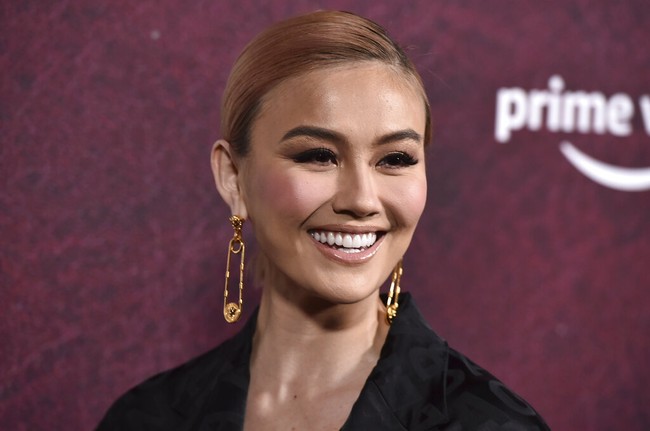 Seperti diungkapkannya di Instagram, Agnez Mo muncul di karpet merah tersebut setelah baru saja mendarat di LA. Fighting my jetlag couldnt’ve been more successful. With only 2 hours after safely landed in LA, we did what needed to be done! It was a fun night. Thanks for the invitation, tulis pelantun F Yo Love Song itu. (Foto: Jordan Strauss/Invision/AP)