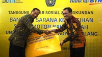 Direktur Utama PT Bank Tabungan Negara (Persero) Tbk Haru Koesmahargyo memberikan bantuan sepeda motor bak sampah kepada Universitas Muhamadiyah Malang (UMM) yang diterima langsung oleh Rektor UMM Fauzan di kota Malang, Jawa Timur pada hari Rabu (15/12).