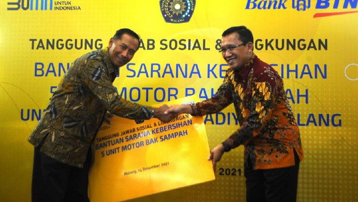 Direktur Utama PT Bank Tabungan Negara (Persero) Tbk Haru Koesmahargyo memberikan bantuan sepeda motor bak sampah kepada Universitas Muhamadiyah Malang (UMM) yang diterima langsung oleh Rektor UMM Fauzan di kota Malang, Jawa Timur pada hari Rabu (15/12). Bantuan tersebut merupakan dukungan perseroan sebagai program TJSL (Tanggung Jawab Sosial dan Lingkungan) untuk mendukung UMM dalam pelestarian lingkungan bersih di kampus sekaligus membantu masyarakat sekitar yang memerlukan. Bank BTN melalui program TJSL mengajak kampus turut serta dalam mendukung dan mengembangkan ekosistem perumahan di Indonesia sesuai dengan peran dan fungsinya dalam memberikan edukasi dan kajian ilmiah yang dapat diterapkan dalam bidang hunian hijau untuk masyarakat.
