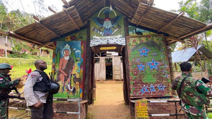 Anggota Satgas Operasi Nemangkawi mengamankan lokasi penangkapan anggota KKB Kabupaten Kepulauan Yapen, Papua,