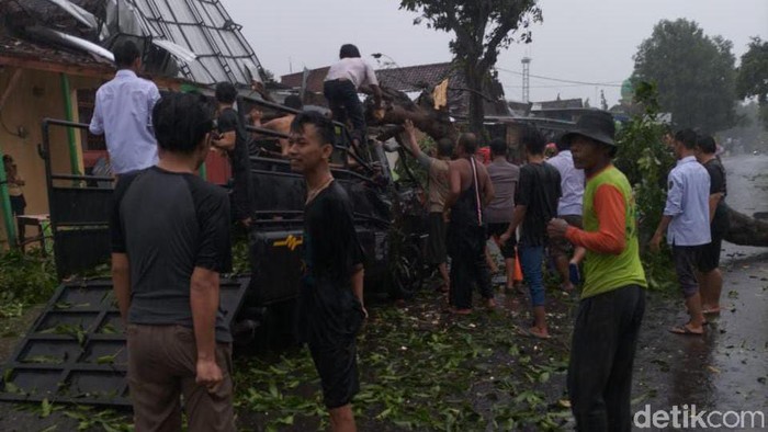 angin puting beliung di madiun