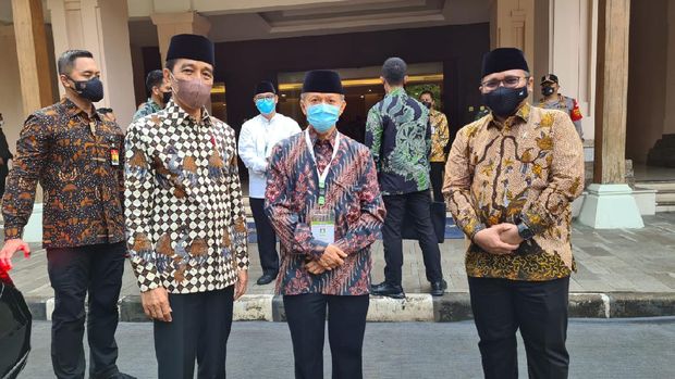 Anwar Abbas menemani Gubernur DKI Joko Widodo makan soto saat berkunjung ke Kantor PP Muhammadiyah