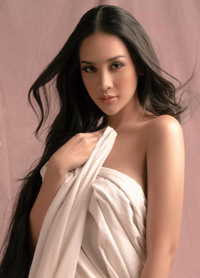 Untuk riasan wajah, Anya dibantu oleh MUA langganan para artis, Bubah Alfian. Dengan riasan mata semi smokey eye dan lipstik berwarna nude penampilan Anya Geraldine terlihat semakin mempesona. Foto: Instagram