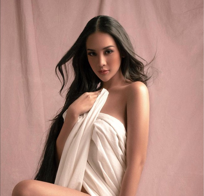 Melalui akun Instagram pribadinya Anya Geraldine tampak membagikan foto-foto dirinya saat melakukan pemotretan beberapa waktu lalu. Foto-foto hasil pemotretan itu yang kemudian berhasil mencuri atensi netizen. Foto: Instagram
