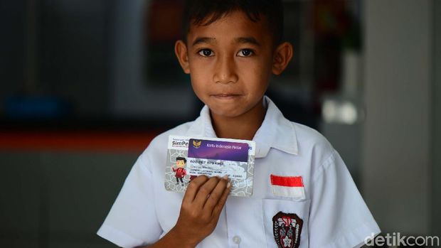 Apa itu dana bantuan PIP? Dana bantuan Program Indonesia Pintar (PIP) diberikan oleh pemerintah kepada anak-anak sekolah.