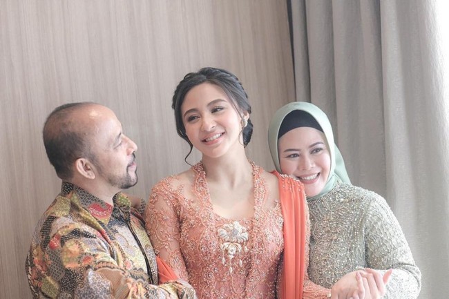 Pesinetron cantik Margin Wieeherm belakangan juga diketahui memiliki ayah seorang polisi. Hal itu terungkap dari undangan pernikahannya dengan Ali Syakieb. Ayah Margin, Acep Hermawan merupakan seorang polisi dengan pangkat AKP. Foto: Instagram/@marginw