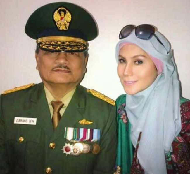 Artis lawas Marini Zumarnis rupanya memiliki ayah seorang anggota TNI berpangkat Brigjen. Marini Zumarnis sendiri pernah membagikan fotonya bersama sang ayah melalui media sosialnya. Pada tahun 2016 ayah Marini Zumarnis, Zumarnis Zein, telah meninggal dunia. Proses pemakamannya pun digelar secara militer. Foto: Instagram/@marinizumarnisreal