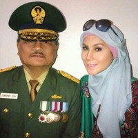 Artis lawas Marini Zumarnis rupanya memiliki ayah seorang anggota TNI berpangkat Brigjen. Marini Zumarnis sendiri pernah membagikan fotonya bersama sang ayah melalui media sosialnya. Pada tahun 2016 ayah Marini Zumarnis, Zumarnis Zein, telah meninggal dunia. Proses pemakamannya pun digelar secara militer. Foto: Instagram/@marinizumarnisreal