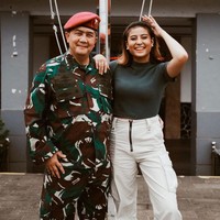 Kamu mungkin tidak akan menyangka jika selebgram Awkarin memiliki ayah yang berprofesi sebagai TNI Angkatan Laut. Melalui akun Instagramnya, Awkarin pernah mengunggah foto kebersamaannya dengan sang ayah. Dalam foto tersebut terlihat sang ayah berseragam tentara lengkap. Foto: Instagram/@awkarin