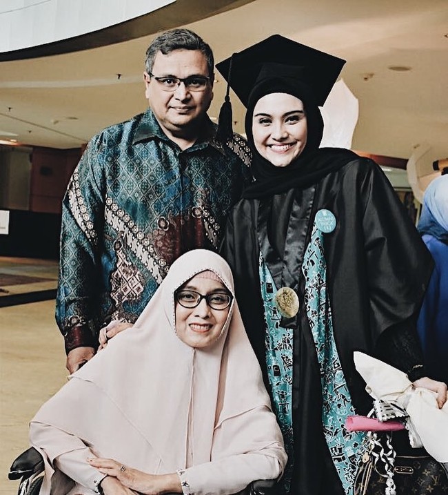 Siapa sangka jika aktris cantik Zee Zee Shahab juga memiliki seorang ayah yang bekerja di instansi kepolisian. Sang ayah, Mustafa Kamil diketahui bekerja sebagai dokter di kepolisian. Zee Zee sendiri bahkan pernah merasakan tinggal di Sumatera Selatan karena mengikuti ayahnya yang kala itu bertugas di Polda Sumsel. Foto: Instagram/@zeezeeshahab