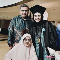 Siapa sangka jika aktris cantik Zee Zee Shahab juga memiliki seorang ayah yang bekerja di instansi kepolisian. Sang ayah, Mustafa Kamil diketahui bekerja sebagai dokter di kepolisian. Zee Zee sendiri bahkan pernah merasakan tinggal di Sumatera Selatan karena mengikuti ayahnya yang kala itu bertugas di Polda Sumsel. Foto: Instagram/@zeezeeshahab