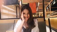 Syifa Hadju juga penggemar berat makanan Jepang. Ini momennya ketika ia duduk di restoran Jepang ditemani segelas ocha dingin. Tampaknya menu makanan pesanan Syifa belum tiba nih. Foto: Instagram @syifahadjureal