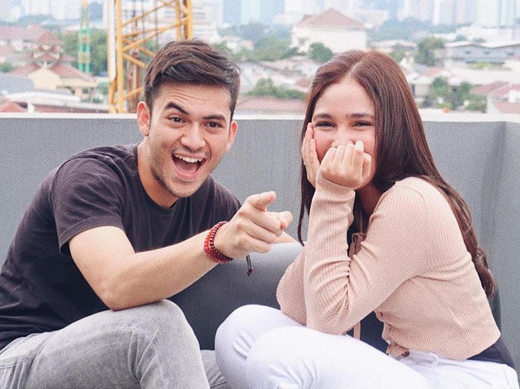 Asyiknya Gaya Syifa Hadju Saat Nikmati Es Krim dan Ngeteh Sore