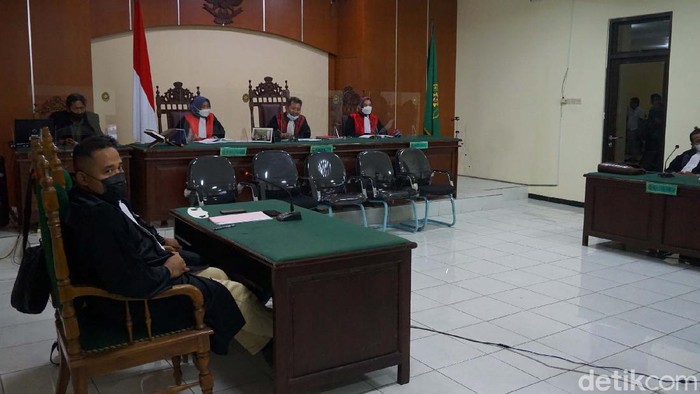 Kasmito atau Mbah Minto yang membacok pencuri di kolam tempatnya bekerja di Demak jalani sidang vonis. Mbah Minto (75) divonis 1 tahun 2 bulan.