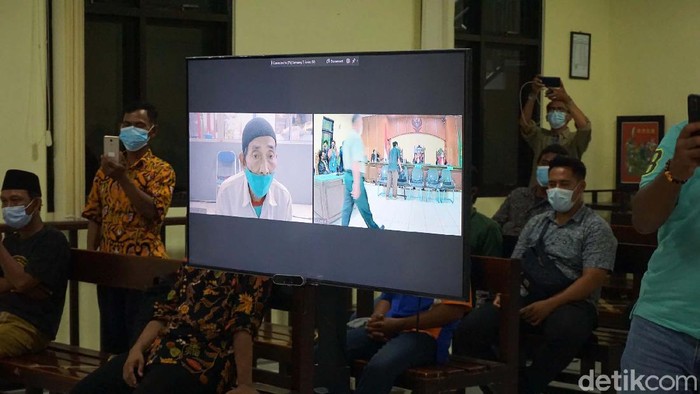 Kasmito atau Mbah Minto yang membacok pencuri di kolam tempatnya bekerja di Demak jalani sidang vonis. Mbah Minto (75) divonis 1 tahun 2 bulan.