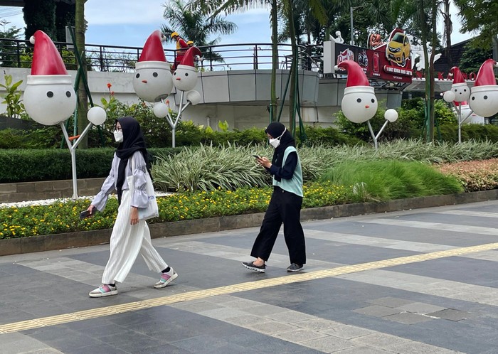 Jelang perayaan Natal 2021, boneka salju bertopi Sinterklas mewarnai trotoar di kawasan Jalan Jend. Sudirman, Jakarta Pusat, Rabu (15/12/2021).