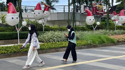 Boneka Salju Bertopi Sinterklas Ramaikan Suasana Natal di Jakarta