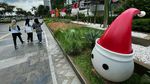 Boneka Salju Bertopi Sinterklas Ramaikan Suasana Natal di Jakarta