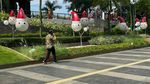 Boneka Salju Bertopi Sinterklas Ramaikan Suasana Natal di Jakarta