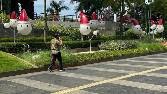 Boneka Salju Bertopi Sinterklas Berjejer di Kawasan Sudirman Jelang perayaan Natal 2021, boneka salju bertopi Sinterklas mewarnai trotoar di kawasan Jalan Jend. Sudirman, Jakarta Pusat, Rabu (15/12/2021).