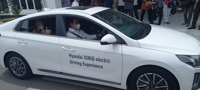 Bupati Kendal Saat Menjajal Mobil Listrik