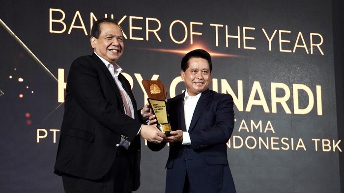 CNBC Indonesia Awards 2021 sukses digelar. Direktur Utama PT Bank Syariah Indonesia Tbk, Hery Gunardi meraih penghargaan sebagai Banker of The Year.