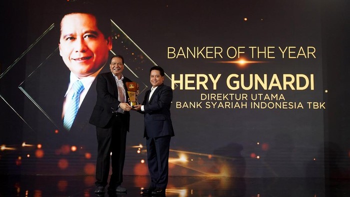 CNBC Indonesia Awards 2021 sukses digelar. Direktur Utama PT Bank Syariah Indonesia Tbk, Hery Gunardi meraih penghargaan sebagai Banker of The Year.
