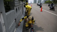 Dengan dicatnya jembatan ini semakin terlihat cantik dan bersih.