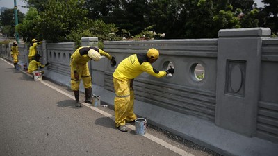 Dicat Ulang, Pasukan Kuning Percantik Jembatan 66 Kuningan
